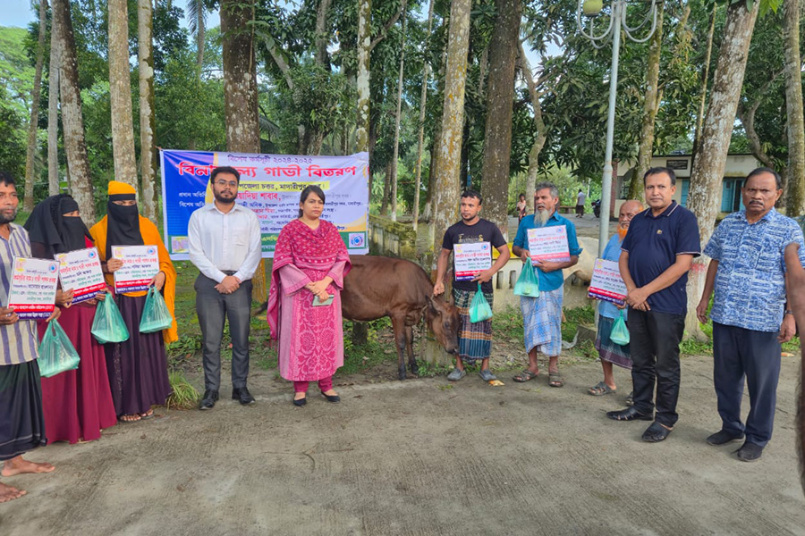 মাদারীপুরে ৬ টি অসচ্ছল দরিদ্র পরিবারকে বিনামূল্যে গাভী বিতরণ
