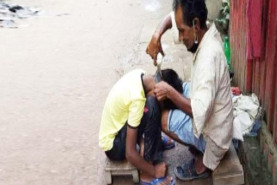 তানোরে আধুনিকতার ছোঁয়ায় বিলুপ্ত প্রায় হাটুরে সেলুন