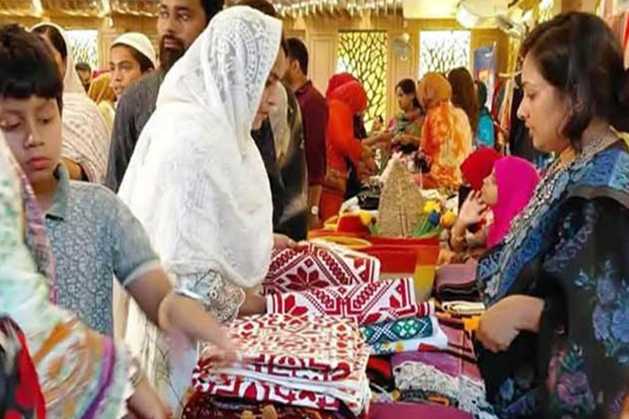 বাঘায় দুর্গাপূজাকে ঘিরে বেড়েছে পোষাকের কেনাকাটা