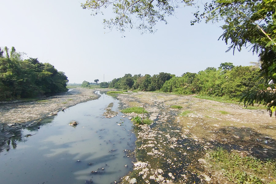 রাজশাহীর ‘লাইফলাইন’ বারনই নদী এখন নর্দমা