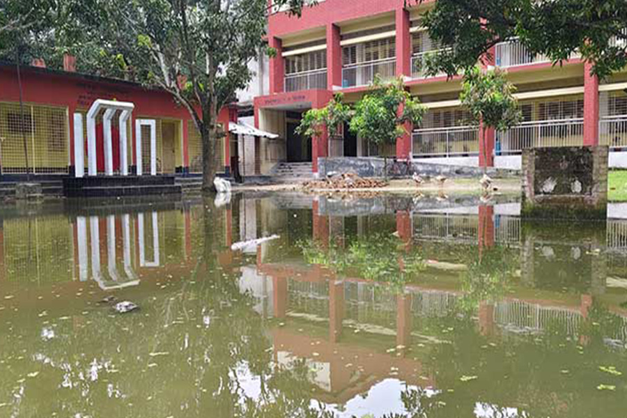 দুর্গাপুরের একাধিক শিক্ষাপ্রতিষ্ঠানে হাঁটু পানি, দুর্ভোগে শিক্ষার্থীরা