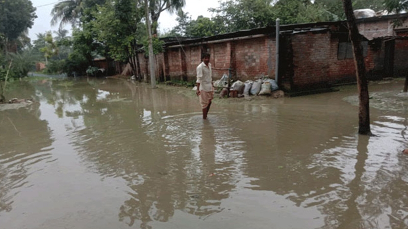 রাজশাহী পবার বজরাপুরে কৃত্রিম জলাবদ্ধতায় দুর্বিষহ জীবন