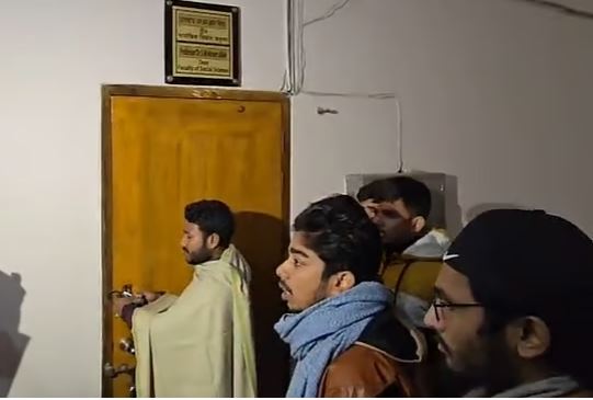 ৬ ডিনের পদত্যাগের দাবিতে প্রশাসনিক ভবন কার্যালয়ে তালা