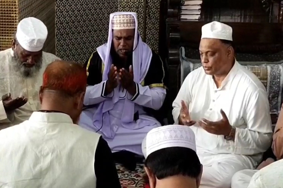 বেগম খালেদা জিয়ার সুস্থতা কামনায় রাজবাড়ীতে দোয়া মাহফিল