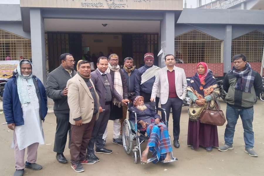 হুইল চেয়ার পেয়ে খুশি অসহায় বৃদ্ধ প্রতিবন্ধী আব্দুল কুদ্দুস
