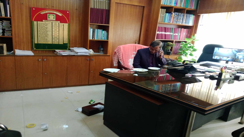 ইবিতে রেজিস্ট্রার অফিসে ছাত্রদলের ভাঙচুর, পদ ছাড়তে রেজিস্ট্রারকে হুমকি