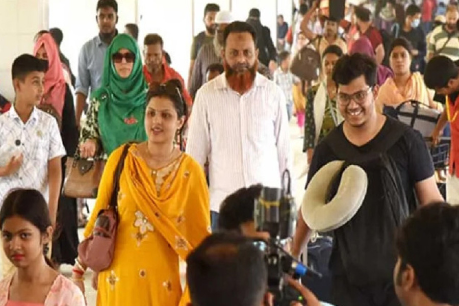 দর্শনা সীমান্তে অবৈধ পারাপারের চেষ্টাকালে নারী-শিশুসহ আটক ১০