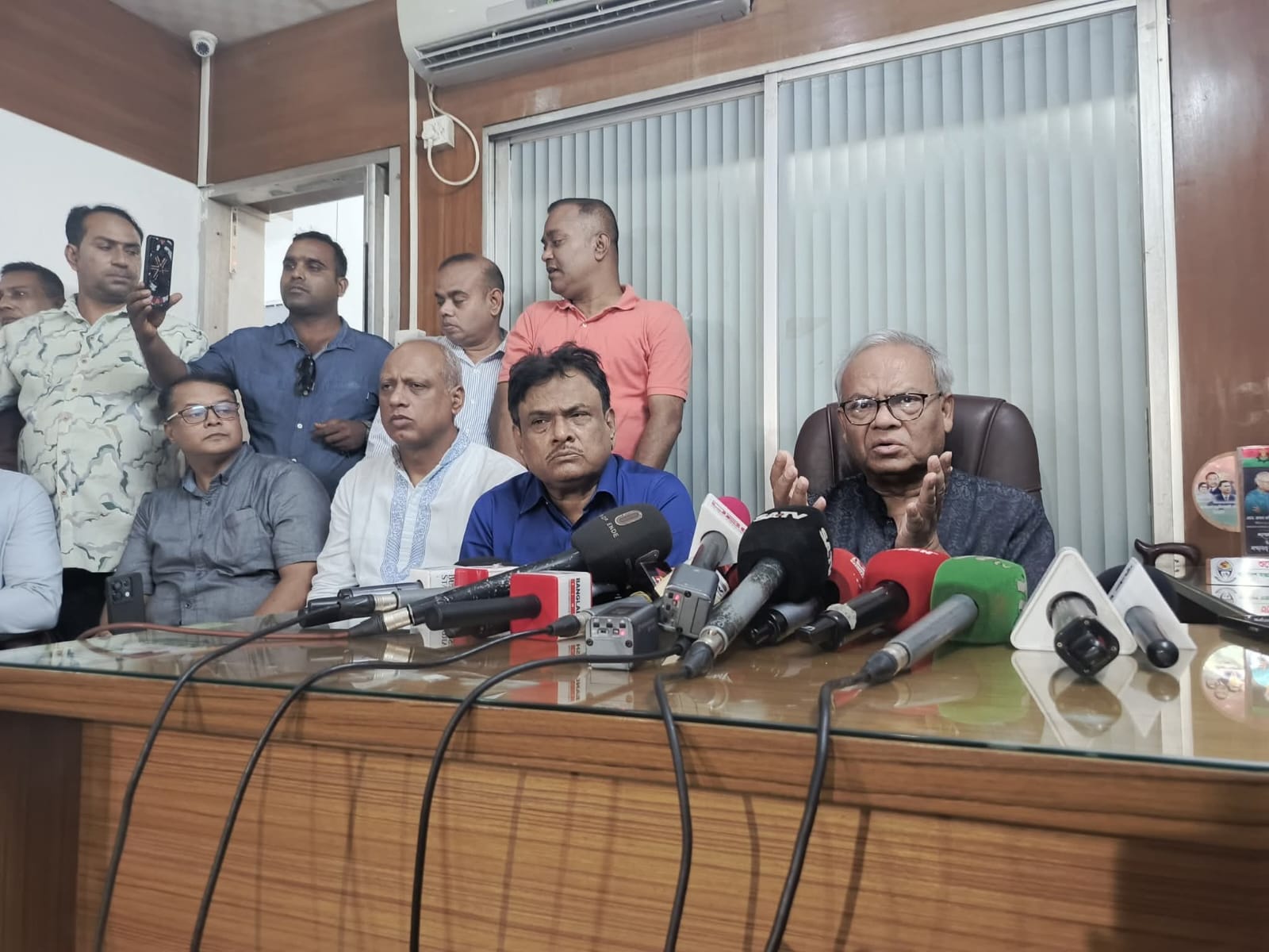 আ'লীগ সচল নাকি নিষিদ্ধ থাকবে, সিদ্ধান্ত নেবে অন্তর্বর্তী সরকার: রিজভী