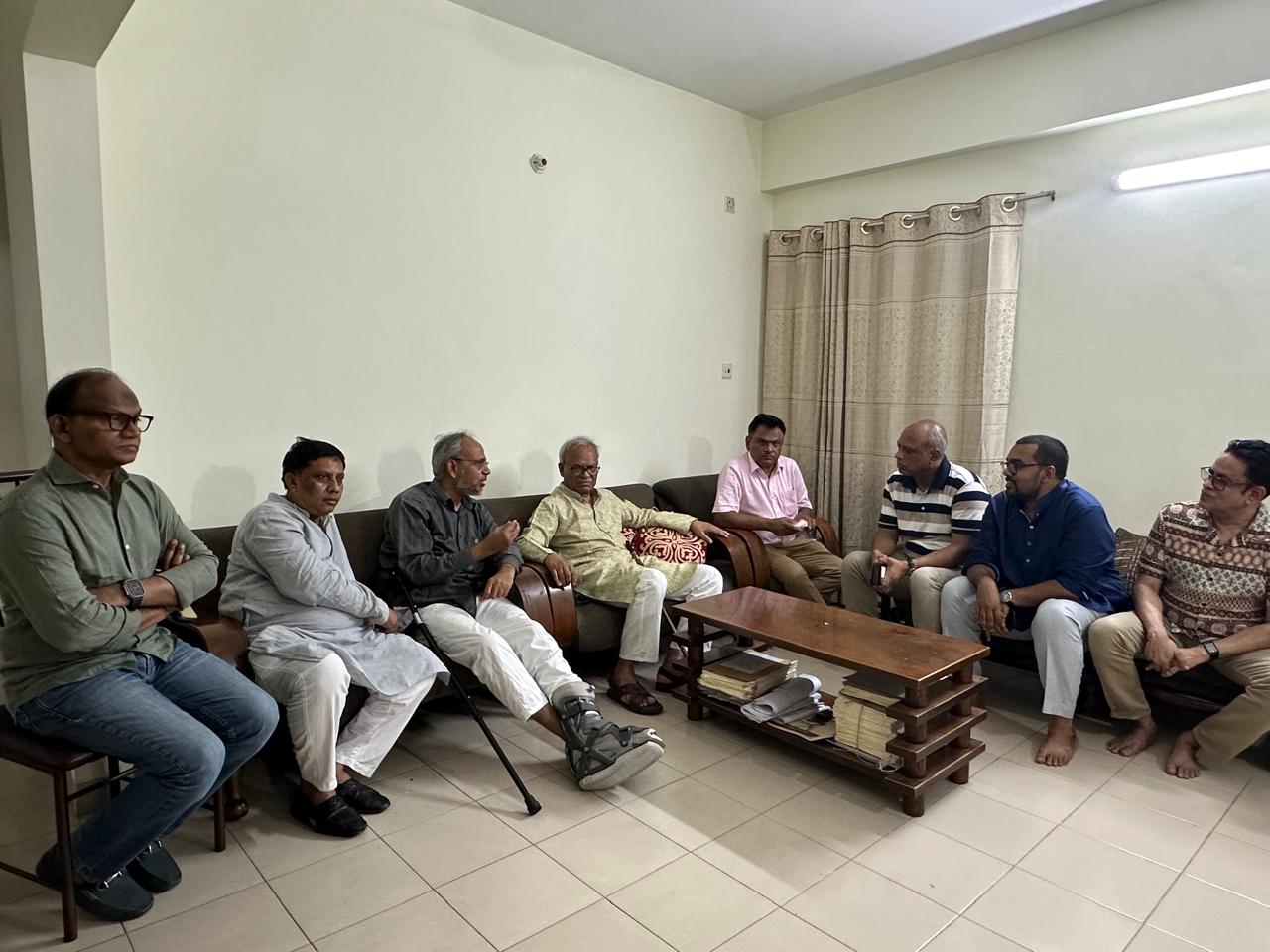 দূর্ঘটনায় আহত ডা. রফিককে দেখতে গেলেন বিএনপি নেতা রিজভী