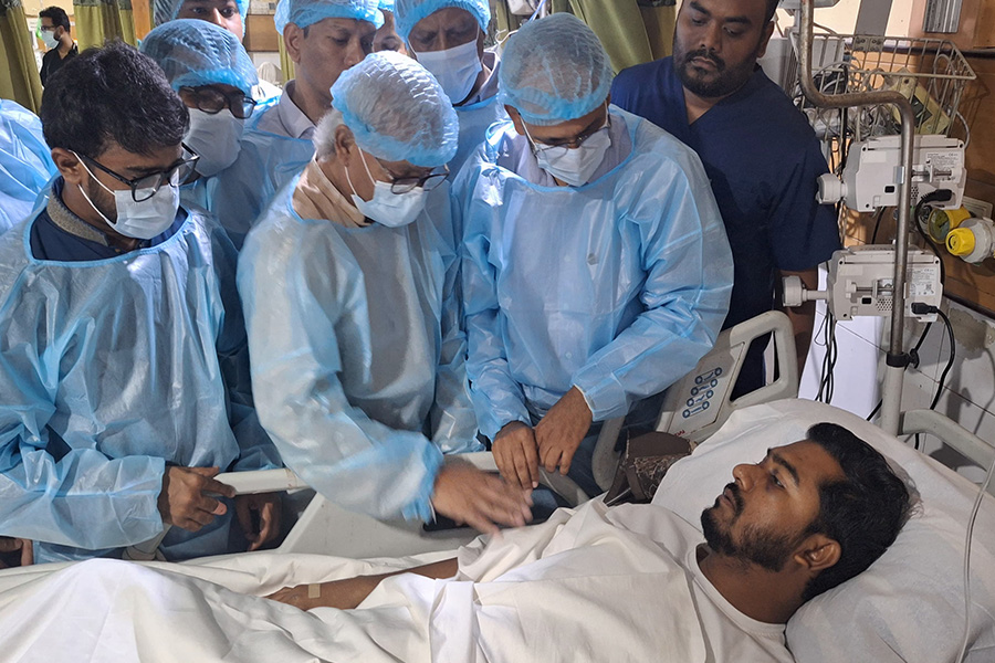 নুরকে দেখতে হাসপাতালে গেলেন রুহুল কবির রিজভী