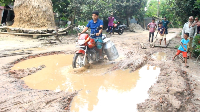 কুমারখালীতে এক যুগেও সংস্কার হয়নি সড়ক