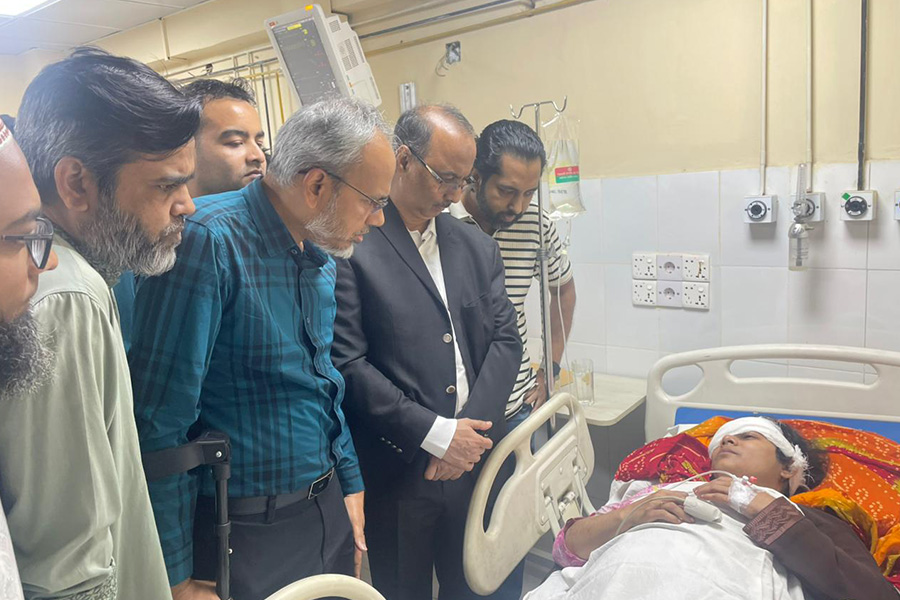 ভূমিকম্পে আহতদের দেখতে হাসপাতালে গেলেন ডা. রফিক