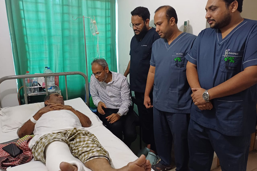 সাংবাদিক নাহিদকে দেখতে হাসপাতালে ডা. রফিকুল
