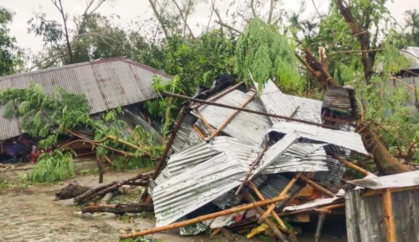 রংপুরে ঘূর্ণিঝড়ে ৮ শতাধিক ঘরবাড়ি বিধ্বস্ত