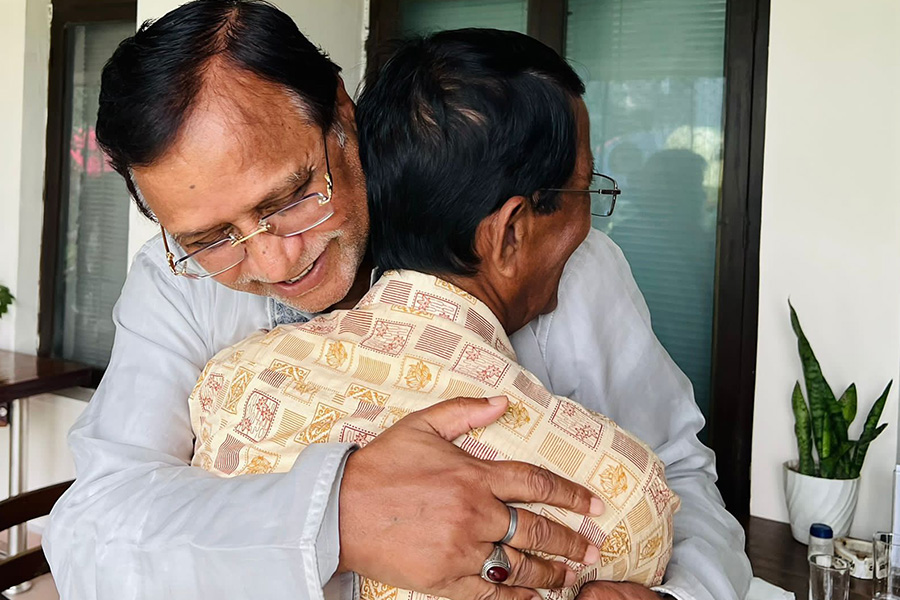 সাংবাদিক মোদাব্বেরকে জড়িয়ে ধরে বিএনপি নেতা সালামের দুঃখ প্রকাশ