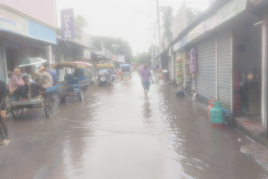 সারিয়াকান্দি টিপুর মোড়ে জলাবদ্ধতায় চরম দুর্ভোগে সাধারণ মানুষ