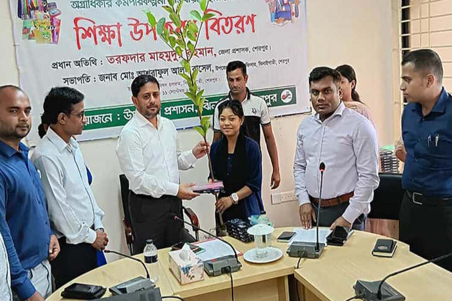 ঝিনাইগাতীতে শিক্ষার্থীদের শিক্ষা উপকরণসহ গাছের চারা বিতরণ