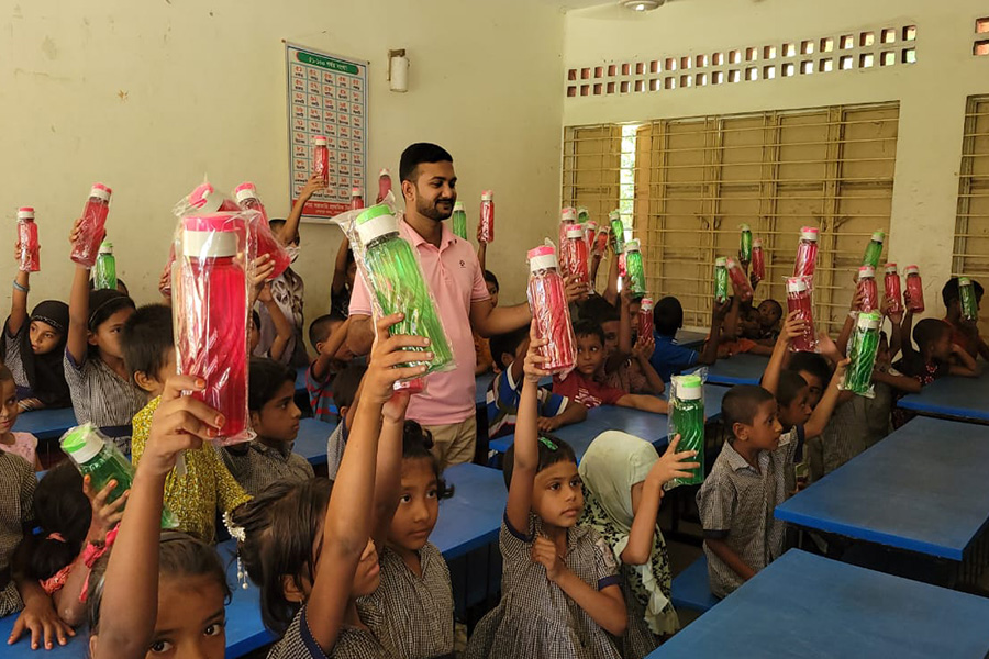 শেরপুরে টিফিন বক্স ' মামপট পেয়ে শিক্ষার্থীদের মুখে হাসি