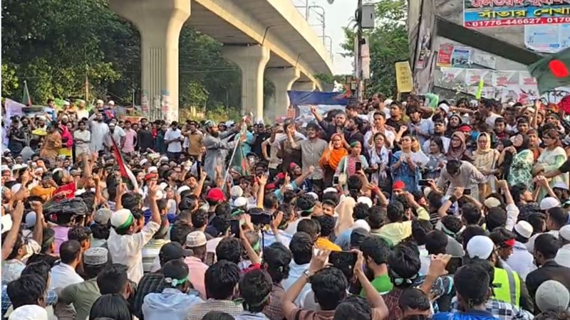 শাহবাগ মোড় অবরোধে বিকল্প পথে চলছে বাস