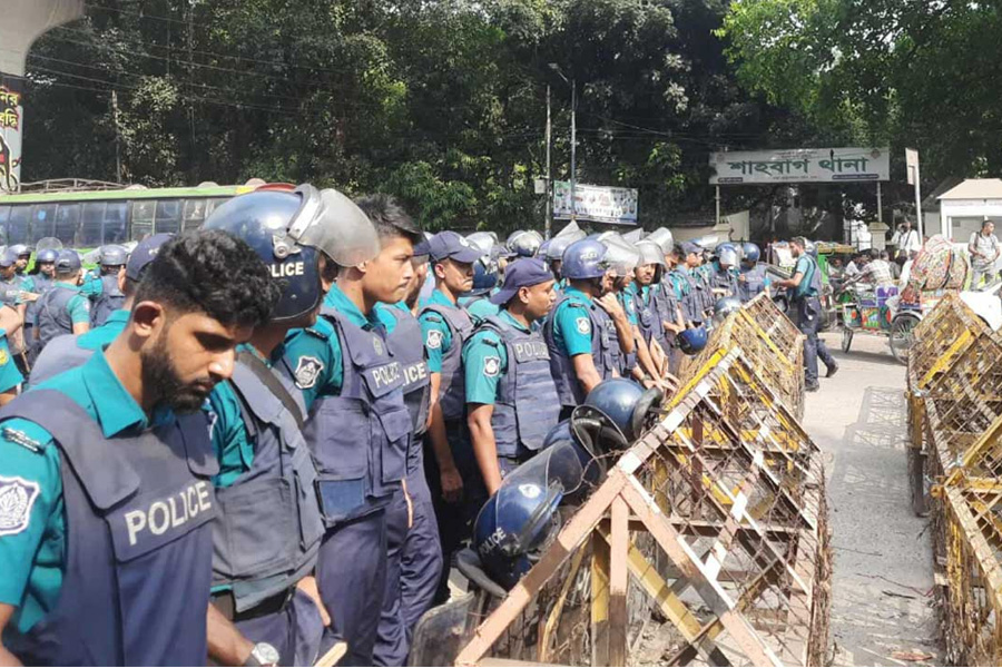 আবারও শিক্ষকদের আটকে দিলো পুলিশ