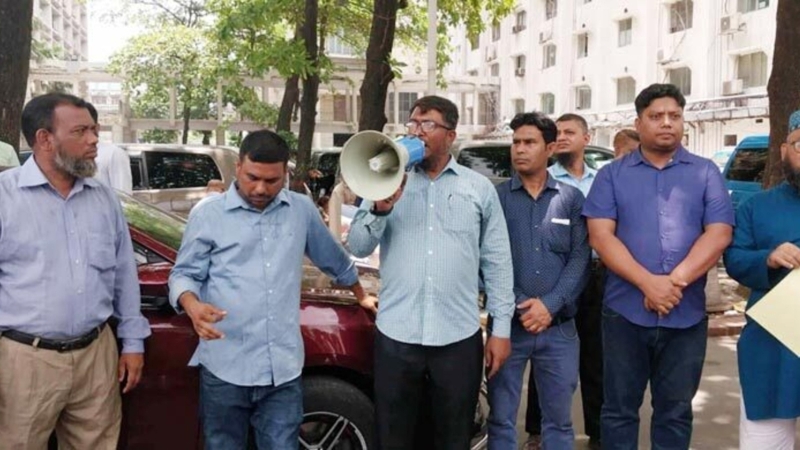 ক্যান্টিন পরিচালনা নিয়ে মারামারি, সচিবালয়ে বিক্ষোভ