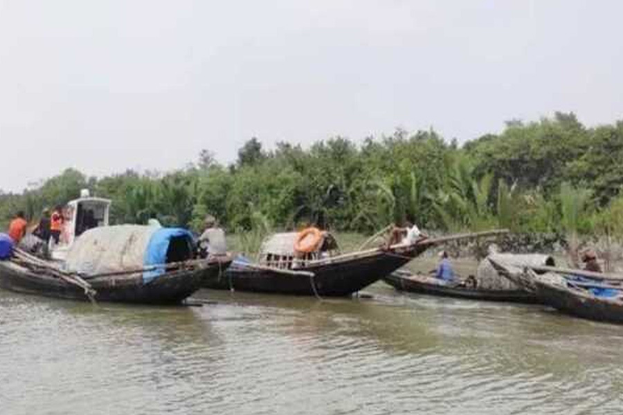কদমতলা স্টেশনে ঘুষ নিয়ে মাছ-কাঁকড়া ধরার সমঝোতা