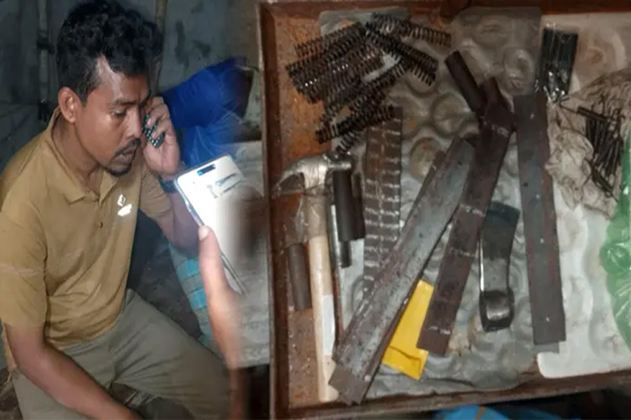সুন্দরবনে অস্ত্র তৈরির সরঞ্জামসহ বনদস্যু গ্রেপ্তার