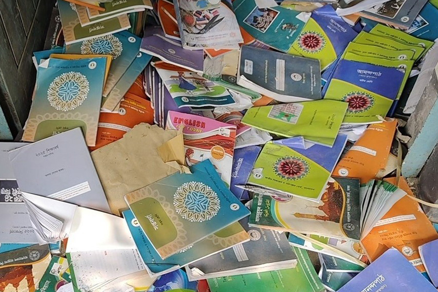 সাতক্ষীরায় পুরনো বই এর সঙ্গে নতুন বই বিক্রির অভিযোগ