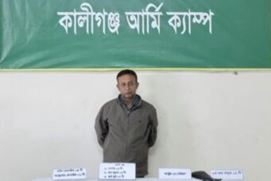 সাতক্ষীরার সেনা অভিযানে অস্ত্র-গুলিসহ বনদস্যু আটক