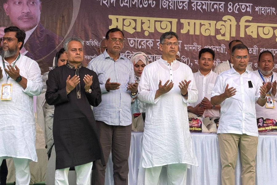 ধানমন্ডিতে প্রধানমন্ত্রীর উপস্থিতিতে সহায়তা সামগ্রী বিতরণ