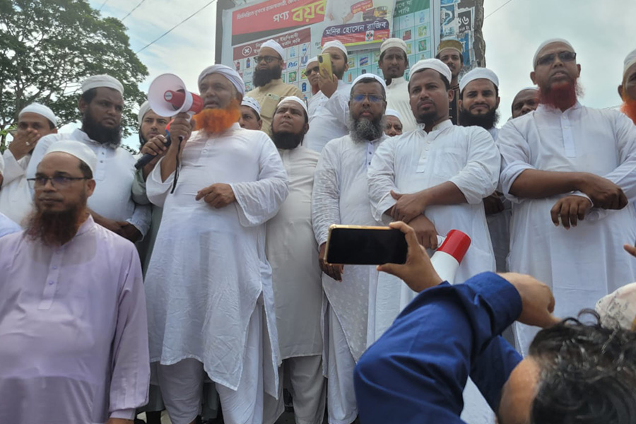 কুরআনকে অবমাননায় শিবচরে বিক্ষোভ মিছিল অনুষ্ঠিত