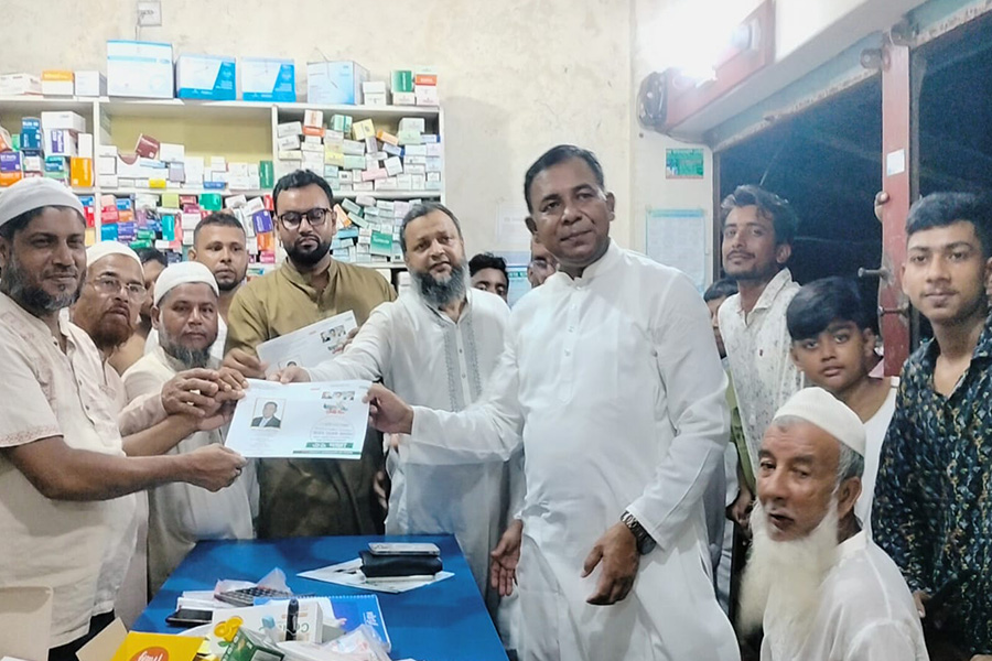 গণতন্ত্র পুনরুদ্ধারে শিবচরে বিএনপি'র ৩১ দফার লিফলেট বিতরণ