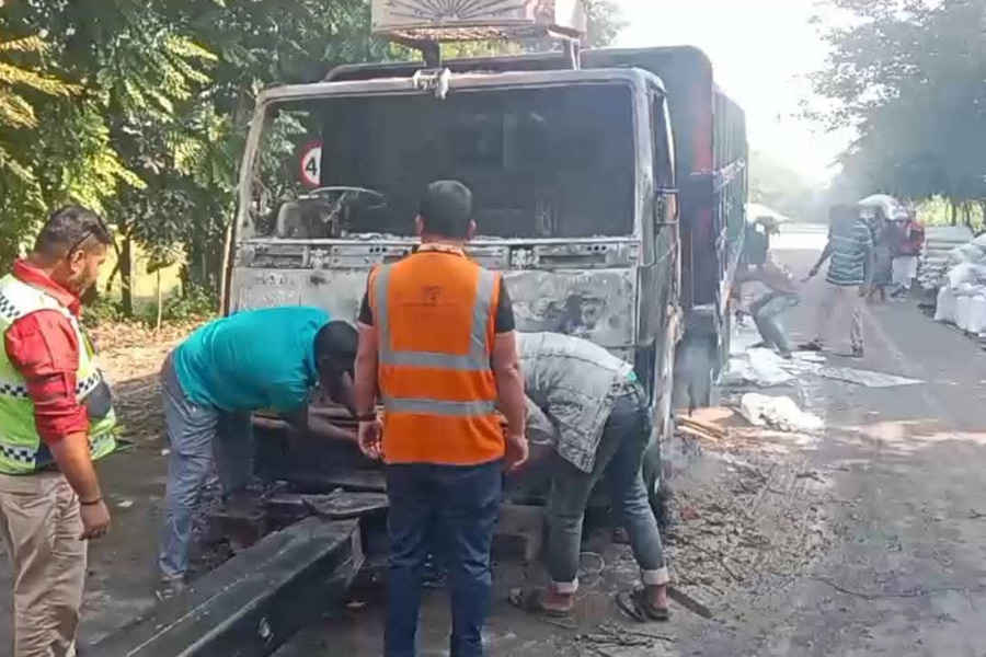 ঢাকা-ভাঙ্গা এক্সপ্রেসওয়েতে পুলিশের গাড়ি ভাঙচুর