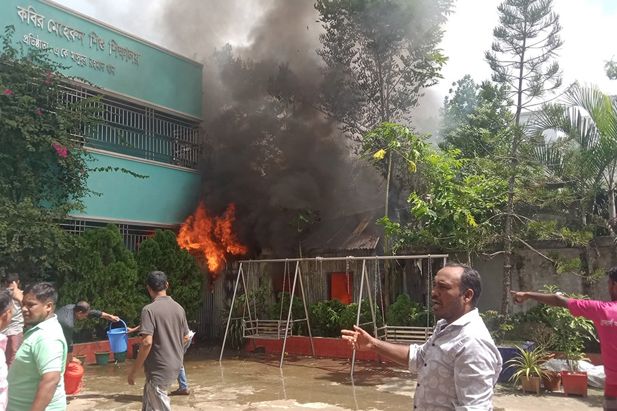 শিবচরে কারখানায় ভয়াবহ আগুন