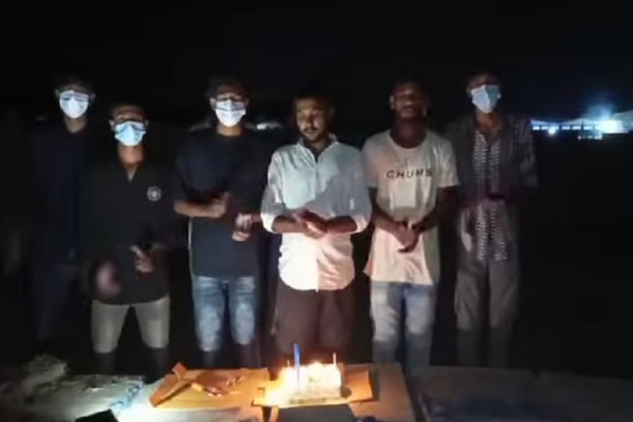এনায়েতপুরে মাস্ক পরে ছাত্রলীগের শেখ হাসিনার জন্মদিন পালন