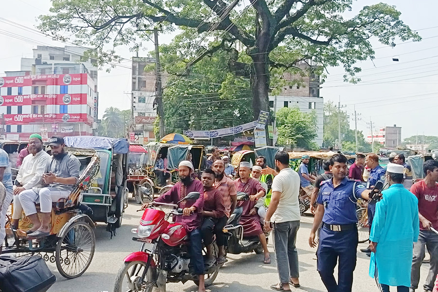 সিরাজগঞ্জে ট্রাফিক অব্যবস্থাপনা জনদুর্ভোগ চরমে