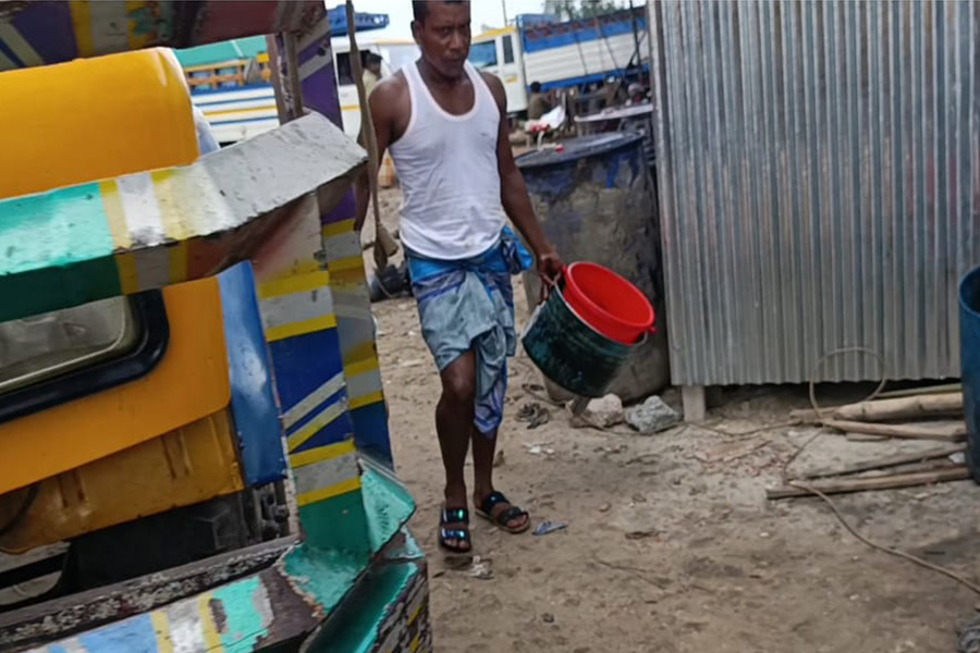 সিরাজগঞ্জে হাইওয়ে হোটেলগুলোয় চোরাই তেলের রমরমা ব্যবসা