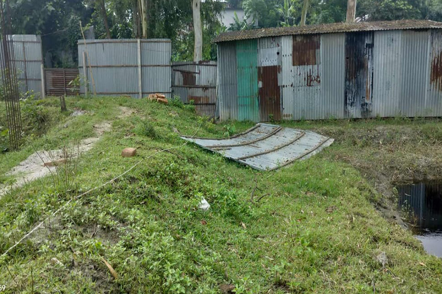 সিরাজগঞ্জে সহযোগী অধ্যাপকে লাঞ্ছিত করে জমি দখলের চেষ্টা