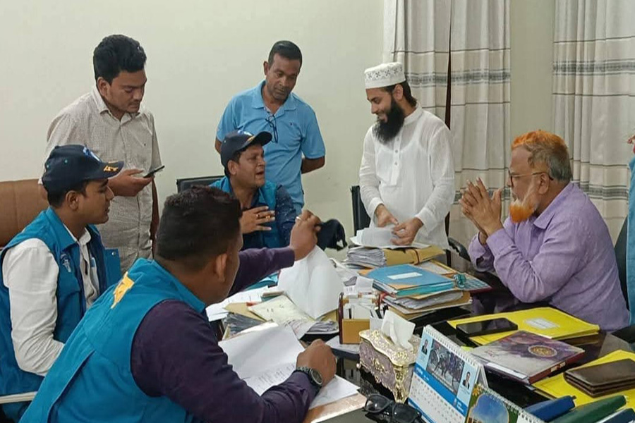 সিরাজগঞ্জ সরকারি কলেজে দুদকের হানা
