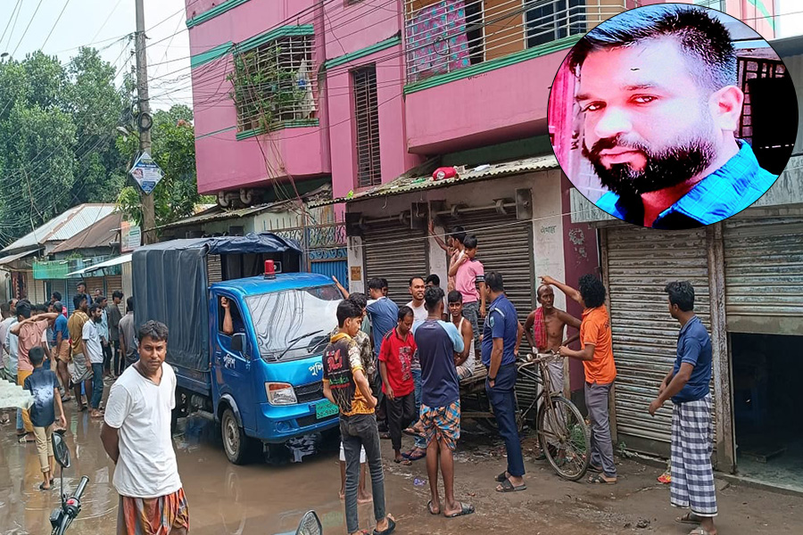 নারীসহ জনতার হাতে আটক ডিবির কনস্টেবল