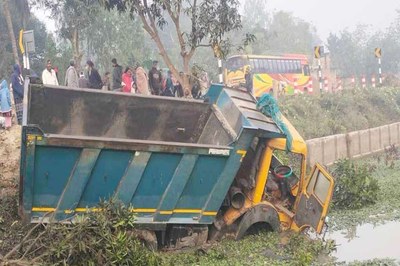 মহাদেবপুরে ডাম্প ট্রাকের চাপায় ভ্যানের ৫ যাত্রী নিহত