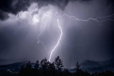 মেহেন্দীগঞ্জে বজ্রপাতে শিক্ষকসহ ১৫ শিক্ষার্থী আহত