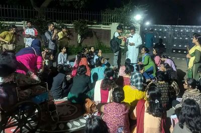 মধ্যরাতে উত্তাল জাবি, প্রক্টরের পদত্যাগ দাবি