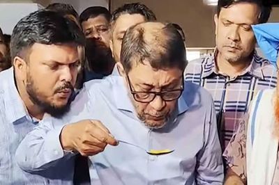 স্বাস্থ্যমন্ত্রীর চামচে ফুঁ!