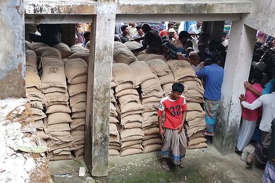 গলাচিপায় চাল বিতরণে অনিয়মের অভিযোগ, বঞ্চিত প্রকৃত জেলেরা