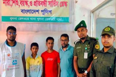ভুল ট্রেনে উঠে পরিবার থেকে হারিয়ে যাওয়া শিশুকে ফিরিয়ে দিল আনসার