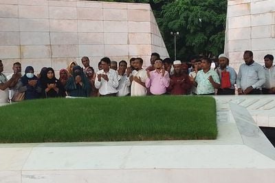 জিয়াউর রহমানের সমাধিতে এনটিআরসিএ নিবন্ধনধারী নিয়োগপ্রত্যাশীদের শ্রদ্ধা