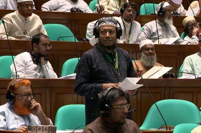 লালন মাজারে ‘অনৈতিক কর্মকাণ্ড’ নিয়ে আমির হামজার প্রশ্ন