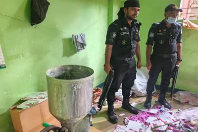 চকবাজারে নকল প্রসাধনী জব্দ, সাড়ে ৩ লাখ টাকা জরিমানা