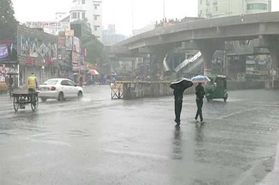 ঢাকায় ঝুম বৃষ্টি, দুর্ভোগে অফিসগামী মানুষ
